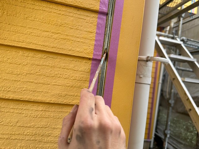 外壁目地の溝にプライマーを塗る