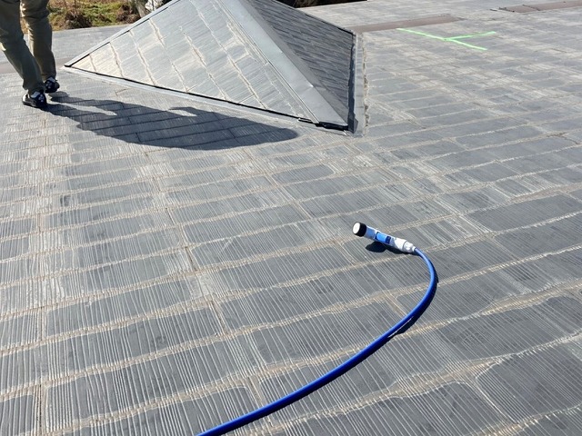 雨漏りの対象となる屋根に散水ホースを配置