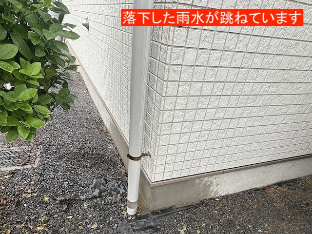 雨樋から溢れた雨水が跳ね返り、建屋にかかっている