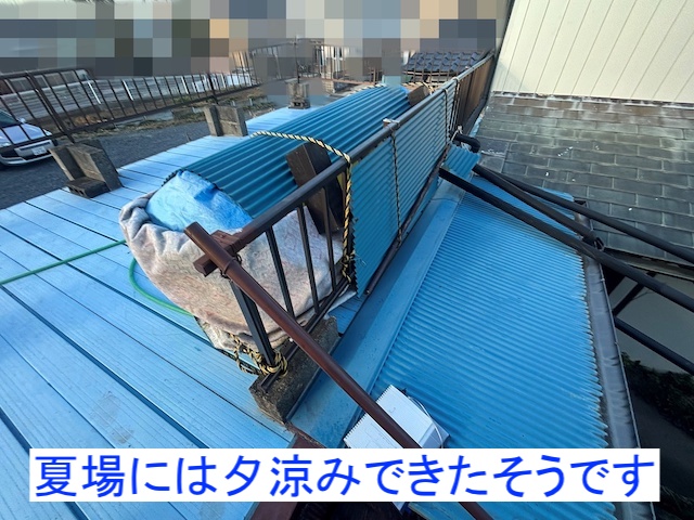 夏場は夕涼みに使った小屋を解体