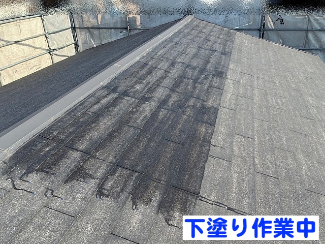 塗料を密着させる下塗り材を屋根に塗布中