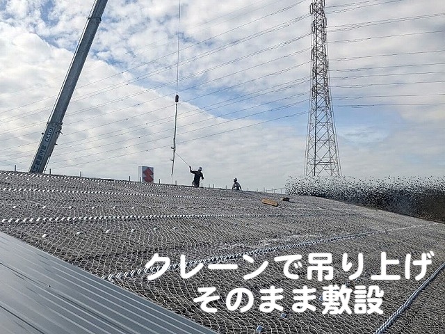 クレーンで吊り上げられたスレッシュルーフを屋根の敷設