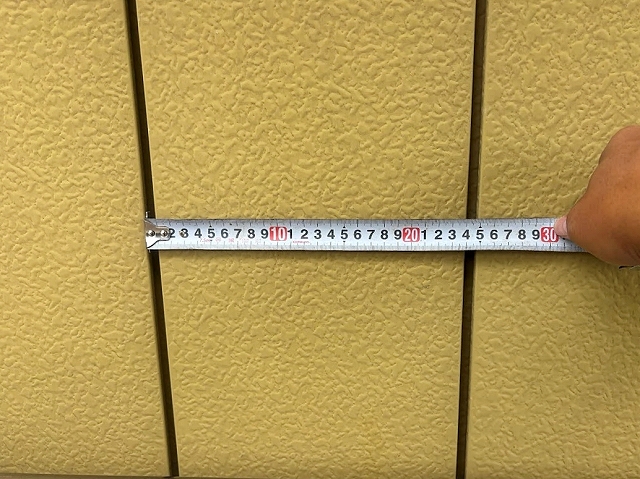 寸法や形状からニチハ社製センターサイディングA型と判断