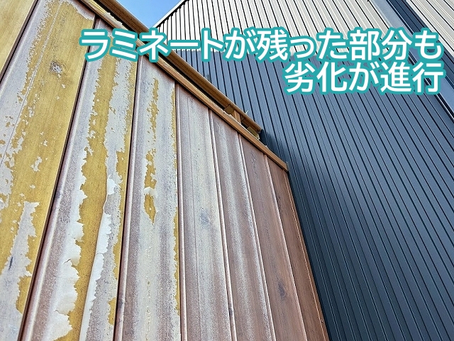 化粧材のラミネートが残った部分も今にも剥がれそうな状態
