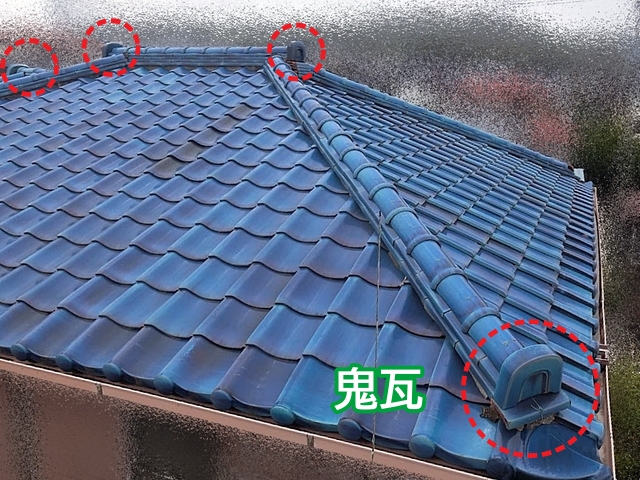 棟の先端を覆い雨風の影響を抑える鬼瓦