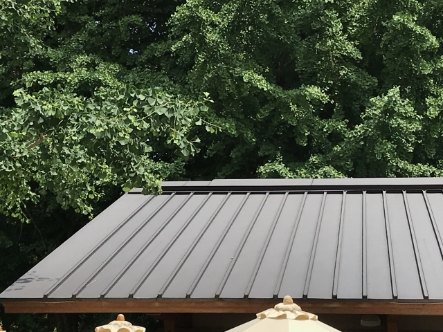金属縦ぶき屋根が施工された入母屋屋根