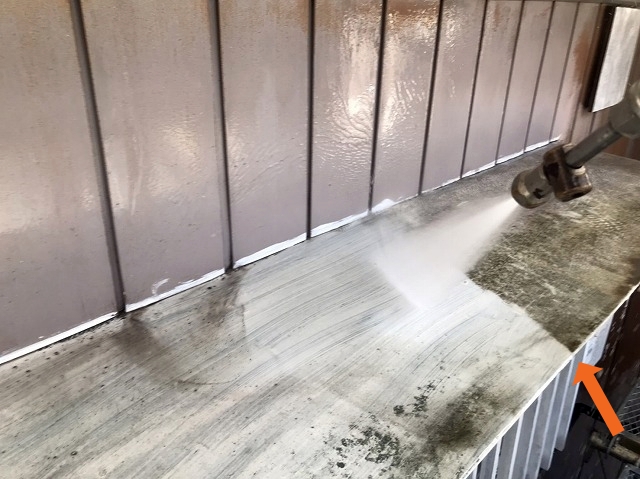 霧除け金属屋根塗装前高圧洗浄