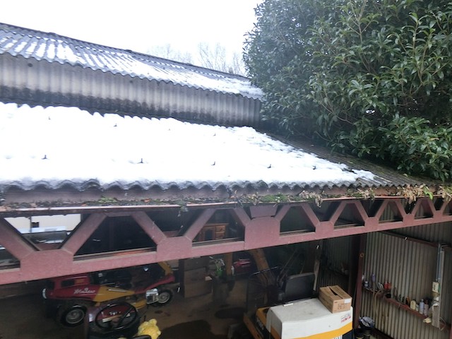 積雪が残っていた車庫の屋根