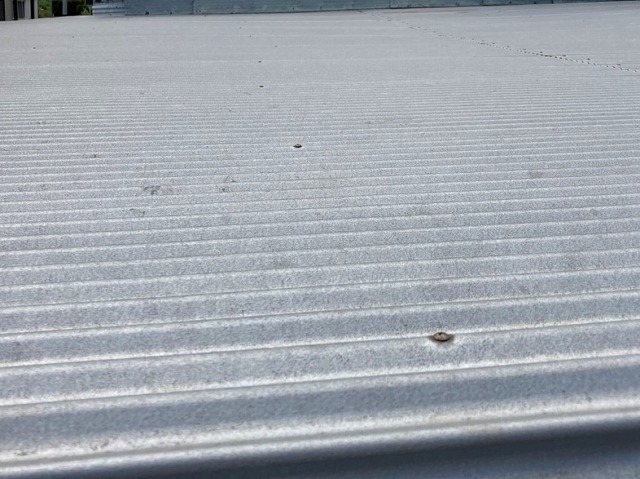 作業小屋屋根の銀色の波上のトタン