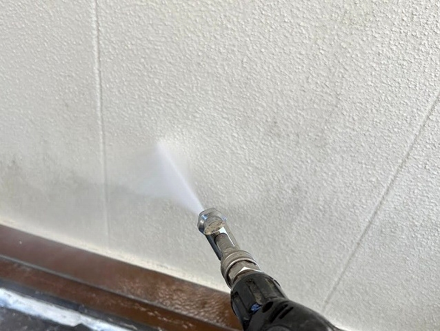 塗装前に外壁を洗浄し汚れを除去
