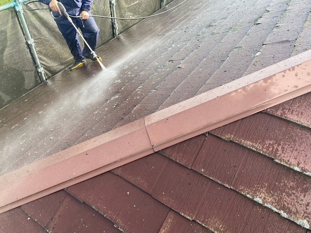カバー工事前の屋根の高圧洗浄