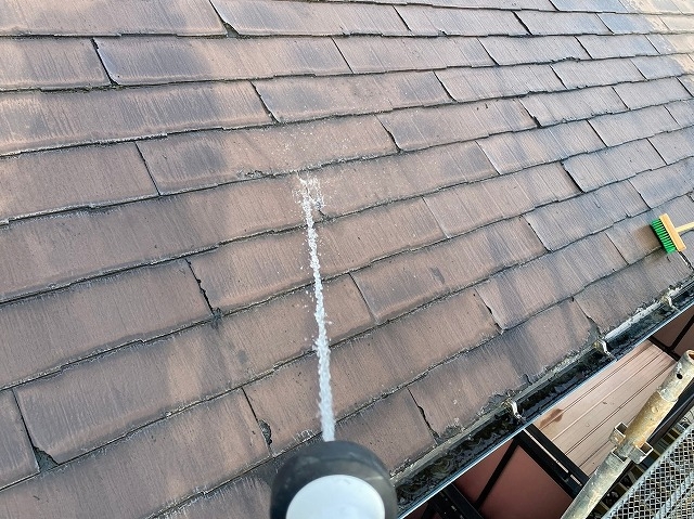 水圧を落として水をかけデッキブラシで屋根を洗浄