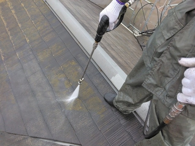 高圧洗浄でスレート屋根の汚れを除去