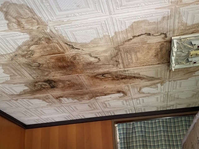屋根の不具合によって室内に雨漏りした天井の様子