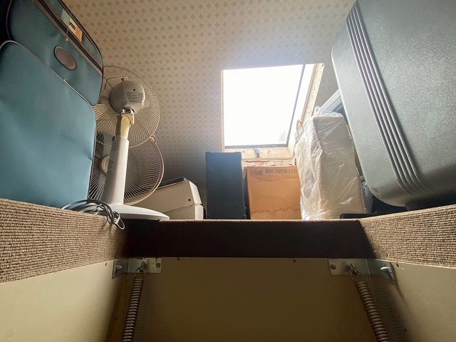 昇降階段を下ろし天井裏のスペースを確認
