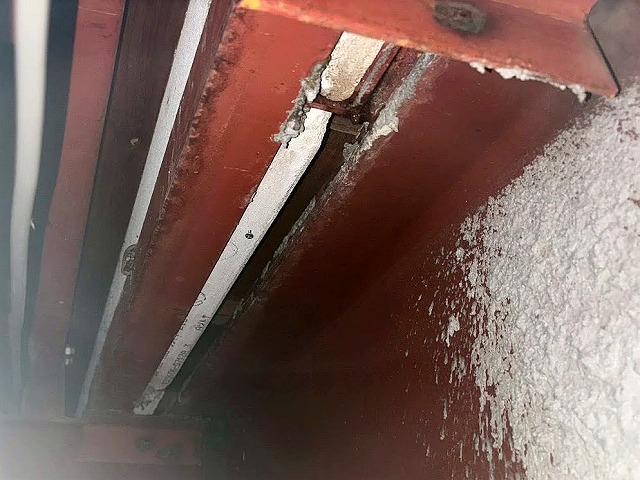 屋根と外壁の取り合いから浸入した雨水