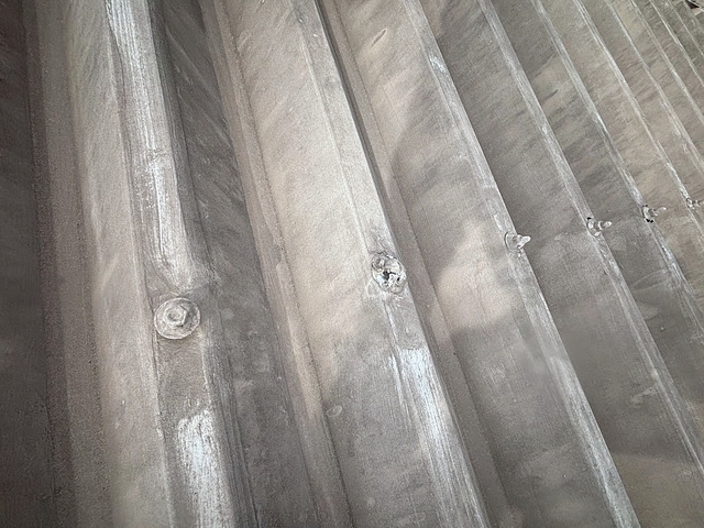 折板屋根の固定ボルトの周辺は水が溜まりやすい