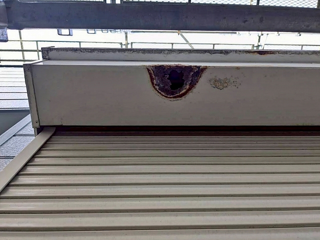 金属製のシャッターボックスの穴あきはめずらしい症状ではない