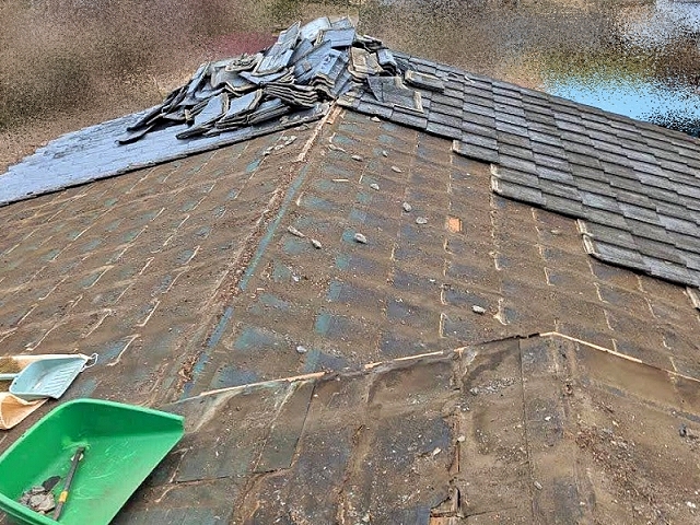 セメント瓦を一枚ずつ手作業で撤去