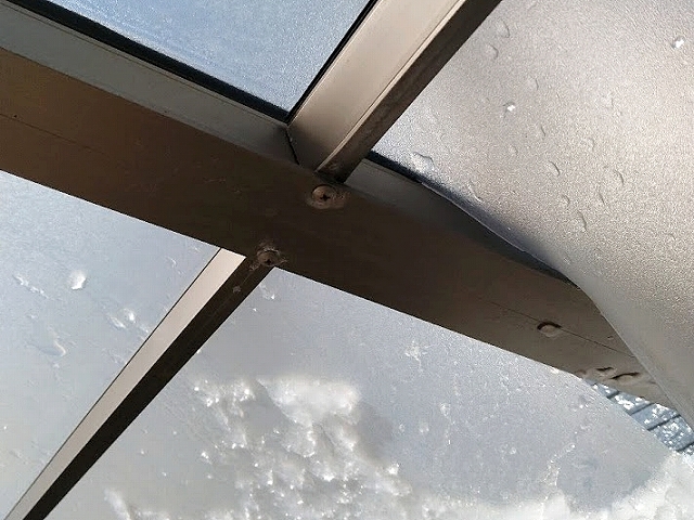 二階の屋根からの落雪で破損したテラス屋根