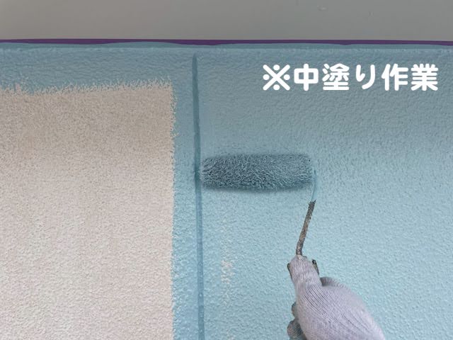 鹿嶋市　外壁塗装の中塗り及び上塗り工程　中塗り作業の写真