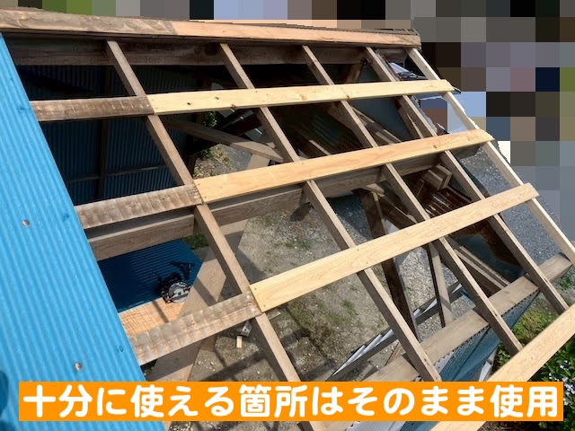 東海村　車庫屋根の躯体を大工工事で補強　新しい骨組みの写真