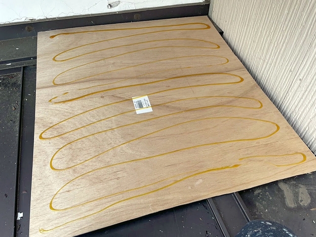 撤去した傷んだ部分に新しい軒天材を取り付ける
