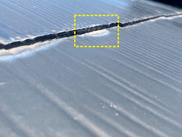 塗料で塞がれたスレート屋根の隙間の小さな穴
