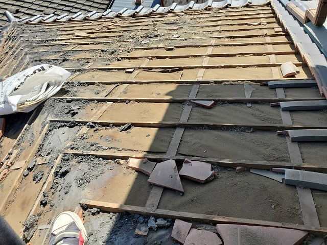 那珂市で瓦屋根の修繕をご検討の方へ葺き替えと葺き直しの違いを解説