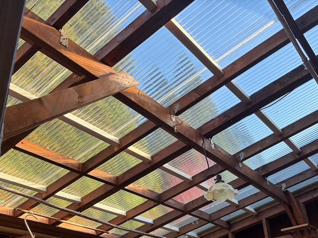 垂木を増設した波板屋根の下地