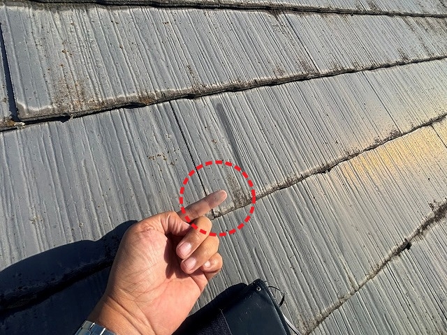 スレート屋根の表面を指で触れたところチョーキング現象を確認