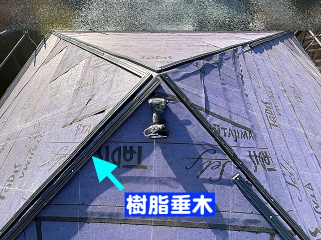 屋根の棟に沿って樹脂下地（垂木）を設置