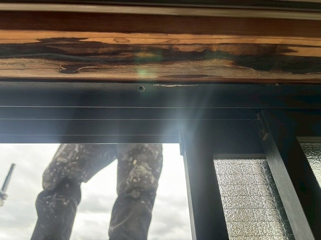 外壁の目地シールの亀裂からサッシまで到達した雨水