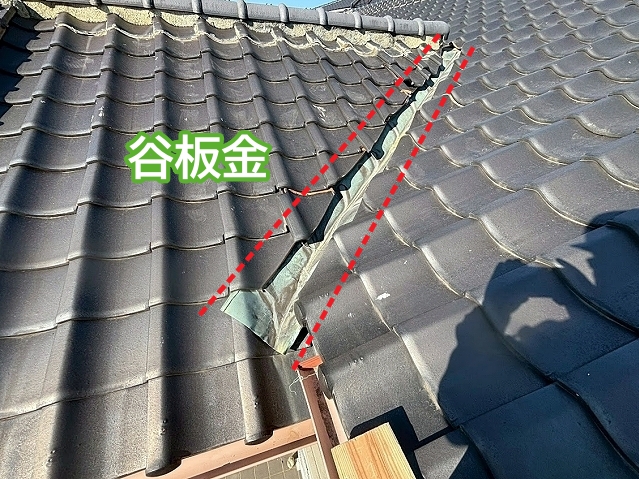 複雑な構造の入母屋屋根の中で見つけた谷板金の異変