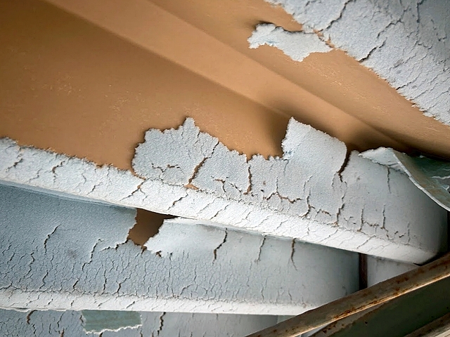 既存の折板屋根を修理する場合剥がれかかったぺフをすべて撤去する必要がある