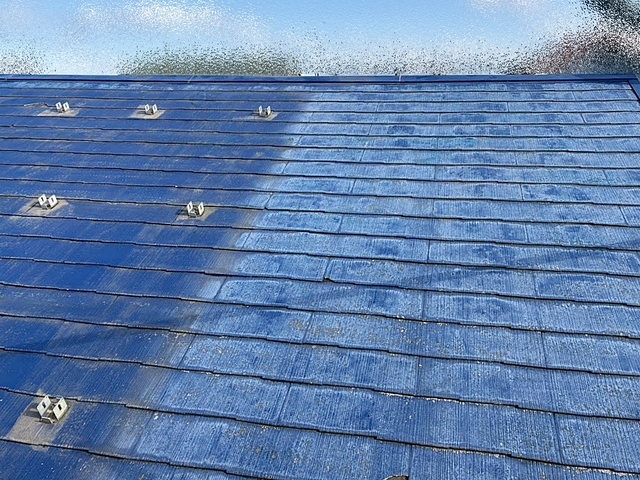 高圧洗浄で太陽光パネル下のこびり付いた汚れを丁寧に洗い流す