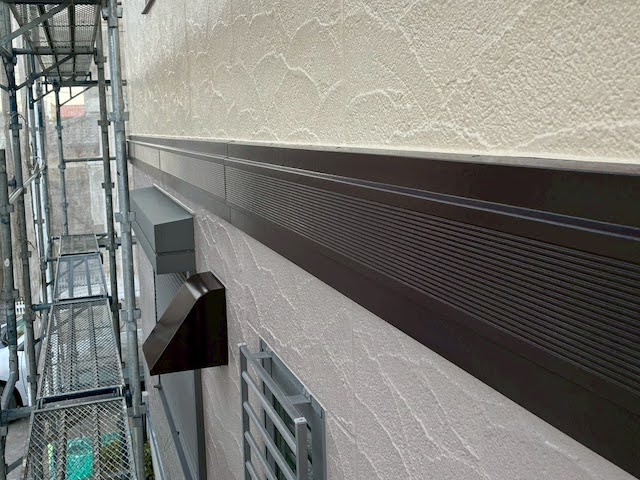 水戸市　付帯部も外壁と一緒に塗装　幕板塗装後の写真