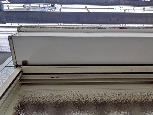 オリジナルのガルバリウム板金でシャッターボックスの穴あきを修繕