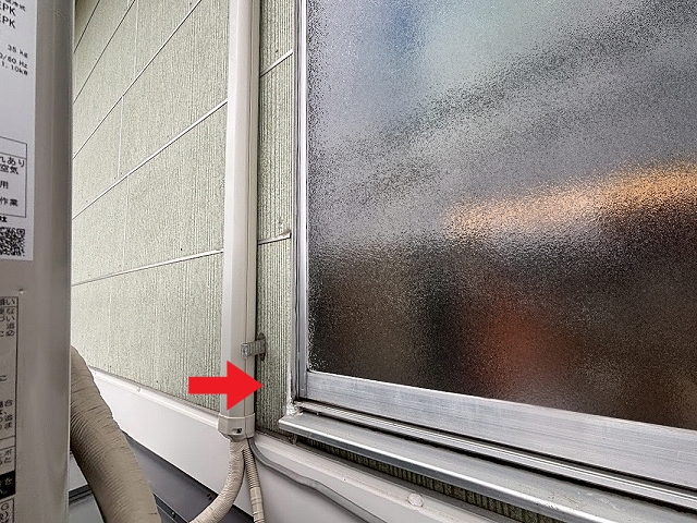サッシの周辺に打たれたコーキングは硬化や隙間が見られる状態