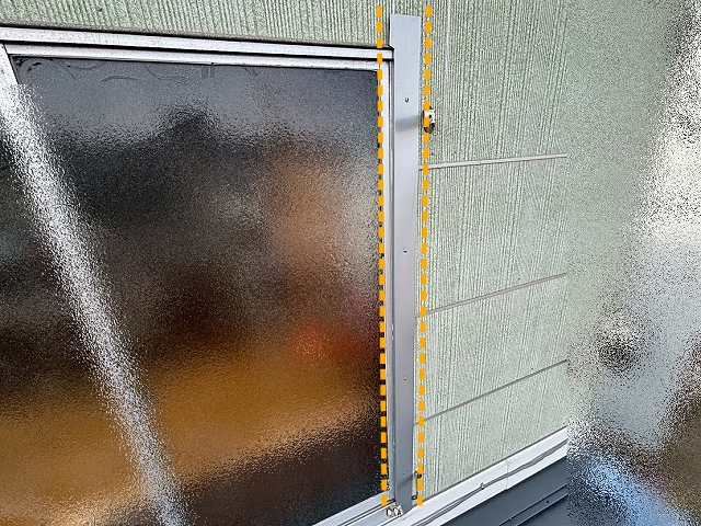 板金でサッシ枠を単に覆うのではなく雨水が内部へ入り込まない仕様で取り付ける