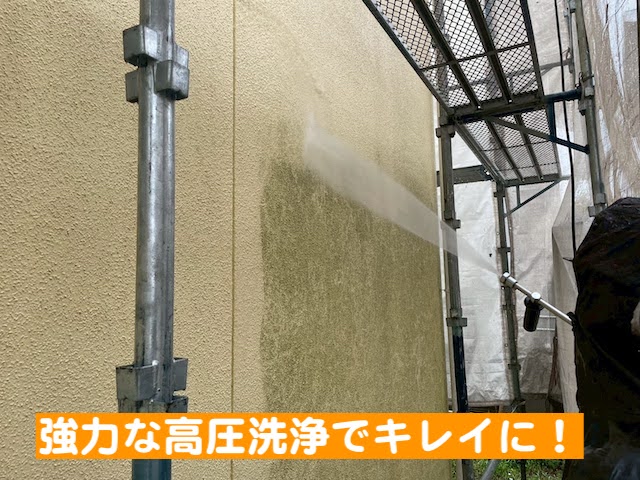 鹿嶋市　足場の飛散防止ネット強風対策　高圧洗浄作業の写真