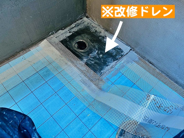 ベランダで雨漏りのリスクが高い排水口には改修用ドレンを設置
