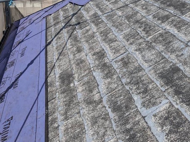 粘着式ルーフィング敷設中のスレート屋根