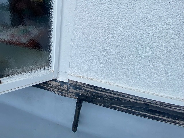 雨漏り箇所と推定される出窓の右側部分