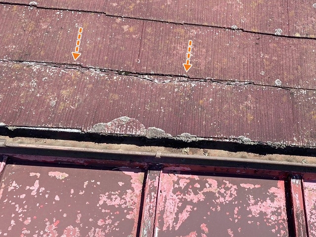 コロニアル屋根の軒先付近のひび割れ