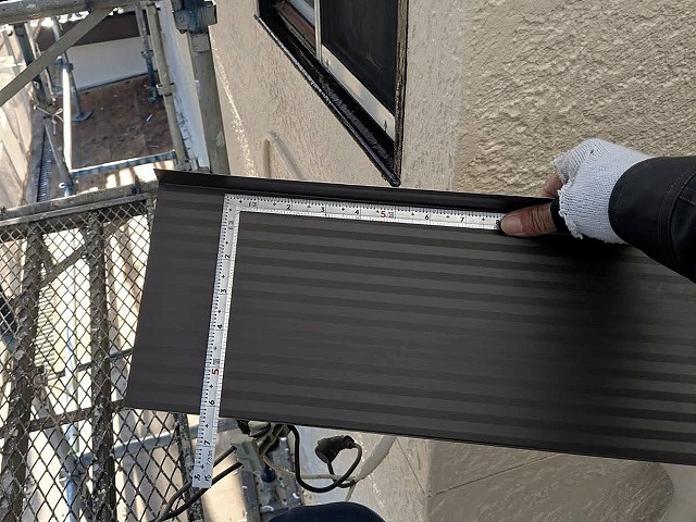 L字型の金属定規の差し金で板金のサイズを最終確認