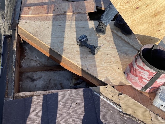 破損していた野地板を新しい構造用合板で修復していく