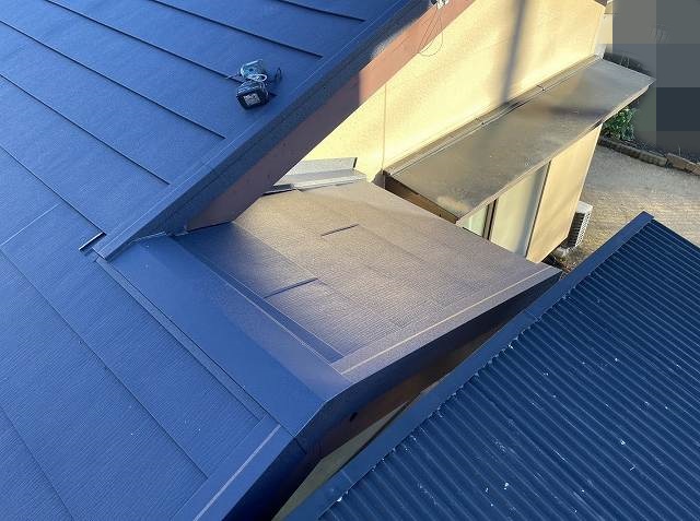 SGL鋼板でカバーした棟違い屋根部