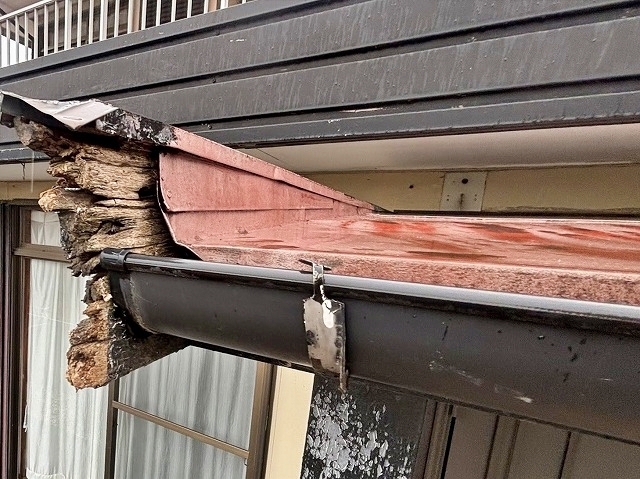 普及が進んだ玄関庇屋根の破風板