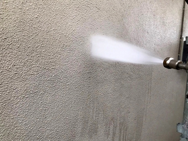 リシン吹付モルタル外壁洗浄中